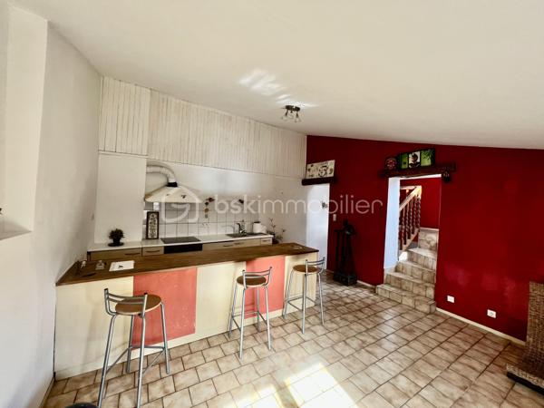 BSKIMMOBILIER - VALERIE BARBIERI , vous propose de découvrir ce bien rare, idéalement situé au cœur du village de Trans en Provence.

RARE À LA VENTE – Situé au 3ᵉ et dernier étage d'un petit immeuble, ce charmant duplex de type 3 pièces d'environ 68 m² saura vous séduire par ses volumes, son cachet et son fort potentiel.

Son véritable atout ? Une agréable terrasse tropézienne, véritable prolongement de l'espace de vie, idéale pour profiter des beaux jours en toute intimité, partager des repas en extérieur ou simplement se détendre.

L'appartement se compose de :
une belle pièce de vie lumineuse avec cuisine ouverte,
deux chambres, dont une avec un espace pouvant être aménagé en bureau ou dressing,
une salle d'eau, des espaces généreux offrant de nombreuses possibilités d'aménagement.

Quelques travaux de personnalisation permettront de révéler tout le potentiel de ce bien et d'en faire un lieu de vie à votre image.

Pour votre confort, vous bénéficierez de la climatisation réversible ainsi que d'une cave, idéale pour le stockage.

À proximité immédiate, un grand parking facilite le stationnement au quotidien.

Les + du bien
Duplex au dernier étage, Terrasse tropézienne, Climatisation réversible, Cave

Faibles charges
Volumes agréables
Centre du village
Grand parking à proximité
Une situation privilégiée

À seulement 10 minutes de la gare TGV Les Arcs-Draguignan, 10 minutes de l'autoroute A8, 30 minutes des plages, 1 heure de Nice et 1 h 30 de Marseille, ce bien bénéficie d'une localisation idéale pour une résidence principale, un pied-à-terre ou un investissement locatif.

Mon avis: Un appartement plein de charme offrant un excellent potentiel de valorisation. Une opportunité rare sur le secteur, idéale pour un premier achat, un investissement locatif ou une résidence secondaire.

À découvrir sans tarder !

Je reste à votre disposition pour tout renseignement complémentaire et organise les visites 7 jours sur 7, y compris les week-ends et jours fériés.