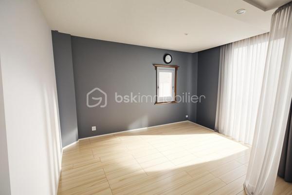 BSKIMMOBILIER - VALERIE BARBIERI , vous propose de découvrir ce bien rare, idéalement situé au cœur du village de Trans en Provence.

RARE À LA VENTE – Situé au 3ᵉ et dernier étage d'un petit immeuble, ce charmant duplex de type 3 pièces d'environ 68 m² saura vous séduire par ses volumes, son cachet et son fort potentiel.

Son véritable atout ? Une agréable terrasse tropézienne, véritable prolongement de l'espace de vie, idéale pour profiter des beaux jours en toute intimité, partager des repas en extérieur ou simplement se détendre.

L'appartement se compose de :
une belle pièce de vie lumineuse avec cuisine ouverte,
deux chambres, dont une avec un espace pouvant être aménagé en bureau ou dressing,
une salle d'eau, des espaces généreux offrant de nombreuses possibilités d'aménagement.

Quelques travaux de personnalisation permettront de révéler tout le potentiel de ce bien et d'en faire un lieu de vie à votre image.

Pour votre confort, vous bénéficierez de la climatisation réversible ainsi que d'une cave, idéale pour le stockage.

À proximité immédiate, un grand parking facilite le stationnement au quotidien.

Les + du bien
Duplex au dernier étage, Terrasse tropézienne, Climatisation réversible, Cave

Faibles charges
Volumes agréables
Centre du village
Grand parking à proximité
Une situation privilégiée

À seulement 10 minutes de la gare TGV Les Arcs-Draguignan, 10 minutes de l'autoroute A8, 30 minutes des plages, 1 heure de Nice et 1 h 30 de Marseille, ce bien bénéficie d'une localisation idéale pour une résidence principale, un pied-à-terre ou un investissement locatif.

Mon avis: Un appartement plein de charme offrant un excellent potentiel de valorisation. Une opportunité rare sur le secteur, idéale pour un premier achat, un investissement locatif ou une résidence secondaire.

À découvrir sans tarder !

Je reste à votre disposition pour tout renseignement complémentaire et organise les visites 7 jours sur 7, y compris les week-ends et jours fériés.