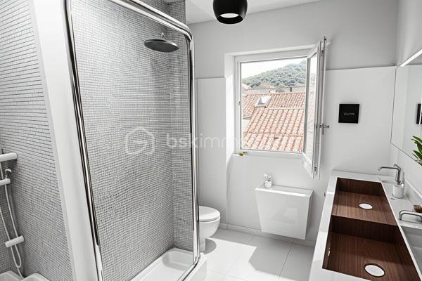 BSKIMMOBILIER - VALERIE BARBIERI , vous propose de découvrir ce bien rare, idéalement situé au cœur du village de Trans en Provence.

RARE À LA VENTE – Situé au 3ᵉ et dernier étage d'un petit immeuble, ce charmant duplex de type 3 pièces d'environ 68 m² saura vous séduire par ses volumes, son cachet et son fort potentiel.

Son véritable atout ? Une agréable terrasse tropézienne, véritable prolongement de l'espace de vie, idéale pour profiter des beaux jours en toute intimité, partager des repas en extérieur ou simplement se détendre.

L'appartement se compose de :
une belle pièce de vie lumineuse avec cuisine ouverte,
deux chambres, dont une avec un espace pouvant être aménagé en bureau ou dressing,
une salle d'eau, des espaces généreux offrant de nombreuses possibilités d'aménagement.

Quelques travaux de personnalisation permettront de révéler tout le potentiel de ce bien et d'en faire un lieu de vie à votre image.

Pour votre confort, vous bénéficierez de la climatisation réversible ainsi que d'une cave, idéale pour le stockage.

À proximité immédiate, un grand parking facilite le stationnement au quotidien.

Les + du bien
Duplex au dernier étage, Terrasse tropézienne, Climatisation réversible, Cave

Faibles charges
Volumes agréables
Centre du village
Grand parking à proximité
Une situation privilégiée

À seulement 10 minutes de la gare TGV Les Arcs-Draguignan, 10 minutes de l'autoroute A8, 30 minutes des plages, 1 heure de Nice et 1 h 30 de Marseille, ce bien bénéficie d'une localisation idéale pour une résidence principale, un pied-à-terre ou un investissement locatif.

Mon avis: Un appartement plein de charme offrant un excellent potentiel de valorisation. Une opportunité rare sur le secteur, idéale pour un premier achat, un investissement locatif ou une résidence secondaire.

À découvrir sans tarder !

Je reste à votre disposition pour tout renseignement complémentaire et organise les visites 7 jours sur 7, y compris les week-ends et jours fériés.