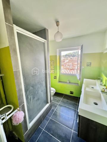 BSKIMMOBILIER - VALERIE BARBIERI , vous propose de découvrir ce bien rare, idéalement situé au cœur du village de Trans en Provence.

RARE À LA VENTE – Situé au 3ᵉ et dernier étage d'un petit immeuble, ce charmant duplex de type 3 pièces d'environ 68 m² saura vous séduire par ses volumes, son cachet et son fort potentiel.

Son véritable atout ? Une agréable terrasse tropézienne, véritable prolongement de l'espace de vie, idéale pour profiter des beaux jours en toute intimité, partager des repas en extérieur ou simplement se détendre.

L'appartement se compose de :
une belle pièce de vie lumineuse avec cuisine ouverte,
deux chambres, dont une avec un espace pouvant être aménagé en bureau ou dressing,
une salle d'eau, des espaces généreux offrant de nombreuses possibilités d'aménagement.

Quelques travaux de personnalisation permettront de révéler tout le potentiel de ce bien et d'en faire un lieu de vie à votre image.

Pour votre confort, vous bénéficierez de la climatisation réversible ainsi que d'une cave, idéale pour le stockage.

À proximité immédiate, un grand parking facilite le stationnement au quotidien.

Les + du bien
Duplex au dernier étage, Terrasse tropézienne, Climatisation réversible, Cave

Faibles charges
Volumes agréables
Centre du village
Grand parking à proximité
Une situation privilégiée

À seulement 10 minutes de la gare TGV Les Arcs-Draguignan, 10 minutes de l'autoroute A8, 30 minutes des plages, 1 heure de Nice et 1 h 30 de Marseille, ce bien bénéficie d'une localisation idéale pour une résidence principale, un pied-à-terre ou un investissement locatif.

Mon avis: Un appartement plein de charme offrant un excellent potentiel de valorisation. Une opportunité rare sur le secteur, idéale pour un premier achat, un investissement locatif ou une résidence secondaire.

À découvrir sans tarder !

Je reste à votre disposition pour tout renseignement complémentaire et organise les visites 7 jours sur 7, y compris les week-ends et jours fériés.
