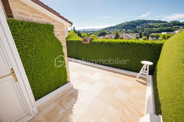 BSKIMMOBILIER - VALERIE BARBIERI , vous propose de découvrir ce bien rare, idéalement situé au cœur du village de Trans en Provence.

RARE À LA VENTE – Situé au 3ᵉ et dernier étage d'un petit immeuble, ce charmant duplex de type 3 pièces d'environ 68 m² saura vous séduire par ses volumes, son cachet et son fort potentiel.

Son véritable atout ? Une agréable terrasse tropézienne, véritable prolongement de l'espace de vie, idéale pour profiter des beaux jours en toute intimité, partager des repas en extérieur ou simplement se détendre.

L'appartement se compose de :
une belle pièce de vie lumineuse avec cuisine ouverte,
deux chambres, dont une avec un espace pouvant être aménagé en bureau ou dressing,
une salle d'eau, des espaces généreux offrant de nombreuses possibilités d'aménagement.

Quelques travaux de personnalisation permettront de révéler tout le potentiel de ce bien et d'en faire un lieu de vie à votre image.

Pour votre confort, vous bénéficierez de la climatisation réversible ainsi que d'une cave, idéale pour le stockage.

À proximité immédiate, un grand parking facilite le stationnement au quotidien.

Les + du bien
Duplex au dernier étage, Terrasse tropézienne, Climatisation réversible, Cave

Faibles charges
Volumes agréables
Centre du village
Grand parking à proximité
Une situation privilégiée

À seulement 10 minutes de la gare TGV Les Arcs-Draguignan, 10 minutes de l'autoroute A8, 30 minutes des plages, 1 heure de Nice et 1 h 30 de Marseille, ce bien bénéficie d'une localisation idéale pour une résidence principale, un pied-à-terre ou un investissement locatif.

Mon avis: Un appartement plein de charme offrant un excellent potentiel de valorisation. Une opportunité rare sur le secteur, idéale pour un premier achat, un investissement locatif ou une résidence secondaire.

À découvrir sans tarder !

Je reste à votre disposition pour tout renseignement complémentaire et organise les visites 7 jours sur 7, y compris les week-ends et jours fériés.