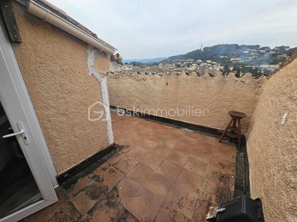 BSKIMMOBILIER - VALERIE BARBIERI , vous propose de découvrir ce bien rare, idéalement situé au cœur du village de Trans en Provence.

RARE À LA VENTE – Situé au 3ᵉ et dernier étage d'un petit immeuble, ce charmant duplex de type 3 pièces d'environ 68 m² saura vous séduire par ses volumes, son cachet et son fort potentiel.

Son véritable atout ? Une agréable terrasse tropézienne, véritable prolongement de l'espace de vie, idéale pour profiter des beaux jours en toute intimité, partager des repas en extérieur ou simplement se détendre.

L'appartement se compose de :
une belle pièce de vie lumineuse avec cuisine ouverte,
deux chambres, dont une avec un espace pouvant être aménagé en bureau ou dressing,
une salle d'eau, des espaces généreux offrant de nombreuses possibilités d'aménagement.

Quelques travaux de personnalisation permettront de révéler tout le potentiel de ce bien et d'en faire un lieu de vie à votre image.

Pour votre confort, vous bénéficierez de la climatisation réversible ainsi que d'une cave, idéale pour le stockage.

À proximité immédiate, un grand parking facilite le stationnement au quotidien.

Les + du bien
Duplex au dernier étage, Terrasse tropézienne, Climatisation réversible, Cave

Faibles charges
Volumes agréables
Centre du village
Grand parking à proximité
Une situation privilégiée

À seulement 10 minutes de la gare TGV Les Arcs-Draguignan, 10 minutes de l'autoroute A8, 30 minutes des plages, 1 heure de Nice et 1 h 30 de Marseille, ce bien bénéficie d'une localisation idéale pour une résidence principale, un pied-à-terre ou un investissement locatif.

Mon avis: Un appartement plein de charme offrant un excellent potentiel de valorisation. Une opportunité rare sur le secteur, idéale pour un premier achat, un investissement locatif ou une résidence secondaire.

À découvrir sans tarder !

Je reste à votre disposition pour tout renseignement complémentaire et organise les visites 7 jours sur 7, y compris les week-ends et jours fériés.