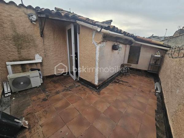 BSKIMMOBILIER - VALERIE BARBIERI , vous propose de découvrir ce bien rare, idéalement situé au cœur du village de Trans en Provence.

RARE À LA VENTE – Situé au 3ᵉ et dernier étage d'un petit immeuble, ce charmant duplex de type 3 pièces d'environ 68 m² saura vous séduire par ses volumes, son cachet et son fort potentiel.

Son véritable atout ? Une agréable terrasse tropézienne, véritable prolongement de l'espace de vie, idéale pour profiter des beaux jours en toute intimité, partager des repas en extérieur ou simplement se détendre.

L'appartement se compose de :
une belle pièce de vie lumineuse avec cuisine ouverte,
deux chambres, dont une avec un espace pouvant être aménagé en bureau ou dressing,
une salle d'eau, des espaces généreux offrant de nombreuses possibilités d'aménagement.

Quelques travaux de personnalisation permettront de révéler tout le potentiel de ce bien et d'en faire un lieu de vie à votre image.

Pour votre confort, vous bénéficierez de la climatisation réversible ainsi que d'une cave, idéale pour le stockage.

À proximité immédiate, un grand parking facilite le stationnement au quotidien.

Les + du bien
Duplex au dernier étage, Terrasse tropézienne, Climatisation réversible, Cave

Faibles charges
Volumes agréables
Centre du village
Grand parking à proximité
Une situation privilégiée

À seulement 10 minutes de la gare TGV Les Arcs-Draguignan, 10 minutes de l'autoroute A8, 30 minutes des plages, 1 heure de Nice et 1 h 30 de Marseille, ce bien bénéficie d'une localisation idéale pour une résidence principale, un pied-à-terre ou un investissement locatif.

Mon avis: Un appartement plein de charme offrant un excellent potentiel de valorisation. Une opportunité rare sur le secteur, idéale pour un premier achat, un investissement locatif ou une résidence secondaire.

À découvrir sans tarder !

Je reste à votre disposition pour tout renseignement complémentaire et organise les visites 7 jours sur 7, y compris les week-ends et jours fériés.