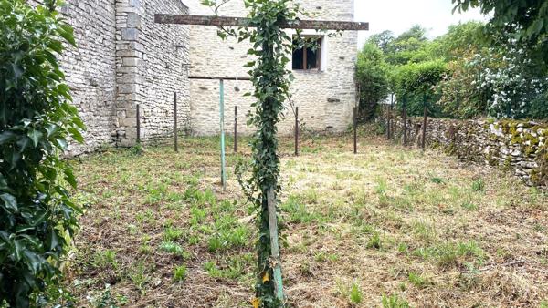 Maison de village à rénover entièrement- 3 chambres- Jardin- Dépendance- MASSANGIS (89)