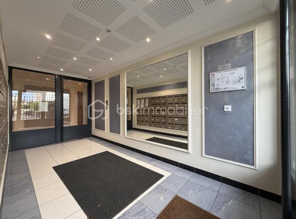 Situé à Meaux- Patis dans un secteur calme et recherché, cet appartement récent de 65,16 m², construit en 2015, offre un cadre de vie idéal, à proximité immédiate de la gare pour PARIS (avec train direct en 25min) et des commerces accessibles à pied.

Au sein d’une résidence propre, sécurisée et sans vis-à-vis, ce bien se distingue par son superbe jardin privatif de 140 m², exposé plein sud, parfait pour profiter des beaux jours en toute tranquillité.

L’appartement se compose d’une pièce de vie spacieuse et lumineuse, avec un séjour et une cuisine représentant une surface totale d’environ 30 m².
La cuisine est séparée, apportant un réel confort et une bonne organisation des espaces.
L’espace nuit est bien dissocié, comprenant des chambres au calme, une salle de bain ainsi que des WC séparés.

Côté stationnement, une place de parking privative en sous-sol complète ce bien, avec en plus de nombreuses places gratuites disponibles à l’extérieur de la résidence.

✔️ Charges faibles, incluant l’eau chaude, l’eau froide et le chauffage
✔️ Résidence récente et bien entretenue
✔️ Exposition idéale et extérieur rare sur le secteur

Un bien rare sur le marché, idéal pour une résidence principale comme pour un investissement.
À visiter sans tarder ! * certaines photos ont un home staging