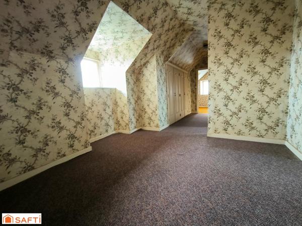 ANCIENNE ECOLE PLUS UN HANGAR DE 277M² PLUS DEPENDANCE