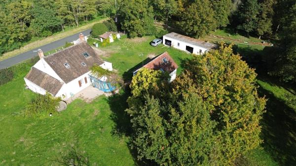 Propriété de 337 m² (hab + gîte + dép) sur 10800m² de terrain.