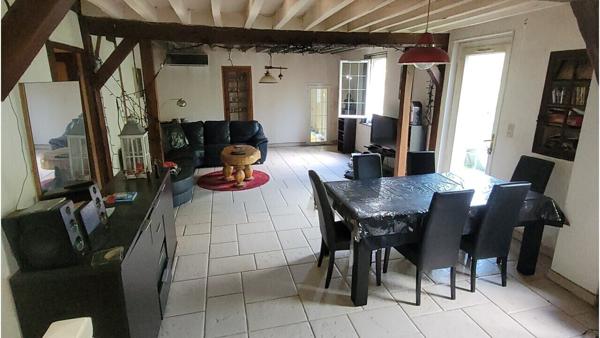 Propriété de 337 m² (hab + gîte + dép) sur 10800m² de terrain.