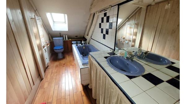 Propriété de 337 m² (hab + gîte + dép) sur 10800m² de terrain.