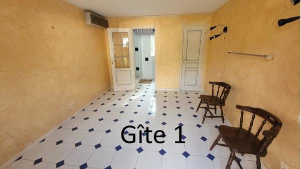 Propriété de 337 m² (hab + gîte + dép) sur 10800m² de terrain.