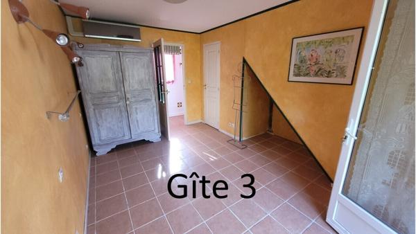 Propriété de 337 m² (hab + gîte + dép) sur 10800m² de terrain.