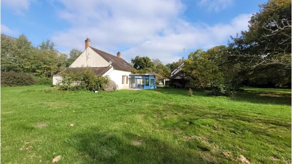 Propriété de 337 m² (hab + gîte + dép) sur 10800m² de terrain.