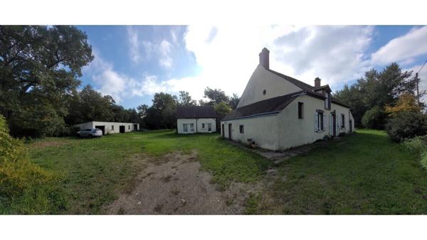 Propriété de 337 m² (hab + gîte + dép) sur 10800m² de terrain.