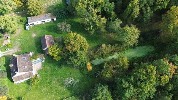 Propriété de 337 m² (hab + gîte + dép) sur 10800m² de terrain.