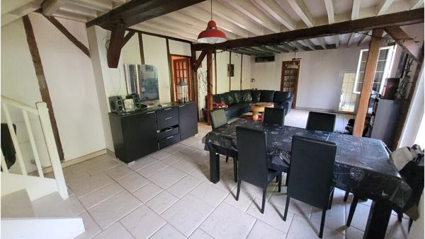 Propriété de 337 m² (hab + gîte + dép) sur 10800m² de terrain.