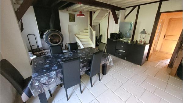 Propriété de 337 m² (hab + gîte + dép) sur 10800m² de terrain.