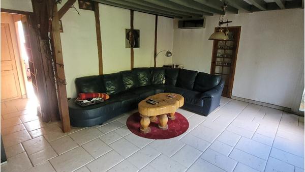 Propriété de 337 m² (hab + gîte + dép) sur 10800m² de terrain.