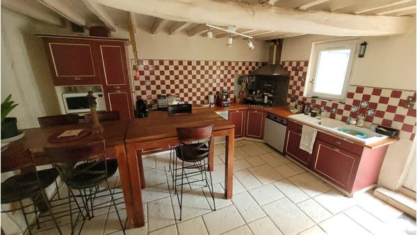Propriété de 337 m² (hab + gîte + dép) sur 10800m² de terrain.
