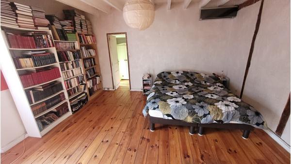 Propriété de 337 m² (hab + gîte + dép) sur 10800m² de terrain.