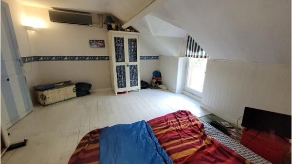 Propriété de 337 m² (hab + gîte + dép) sur 10800m² de terrain.