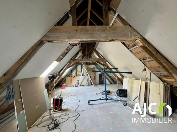 Ancienne maison en cours de rénovation avec jardin.
