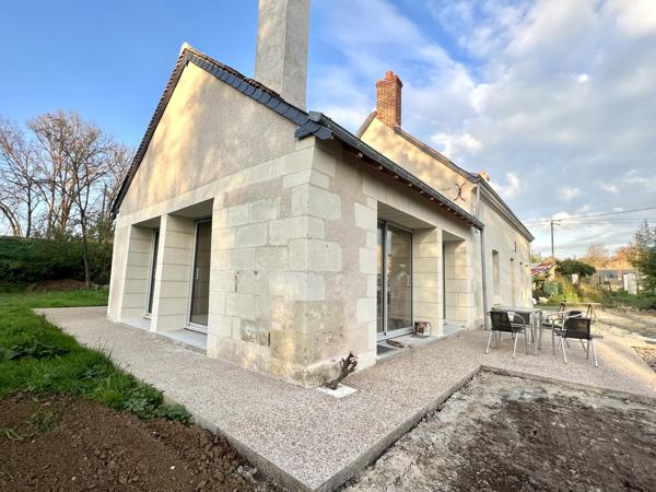 Ancienne maison en cours de rénovation avec jardin.