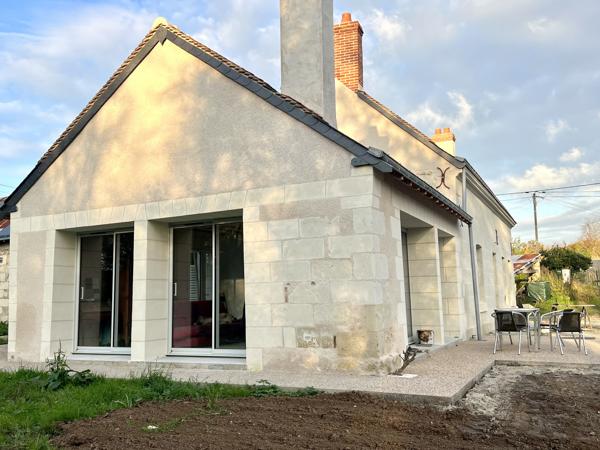 Ancienne maison en cours de rénovation avec jardin.