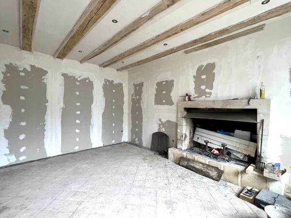 Langeais (37130) Ancienne maison en cours de rénovation avec jardin.