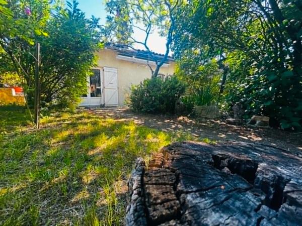MAISON 100 M² AU CALME SANS VIS A VIS, 3 CHAMBRES, TERRAIN DE 859 m², TERRASSE DE 30m²,  GARAGE, DOUBLE VITRAGE, POMPE A CHALEUR, CLIMATISATION, ASSAINISSEMENT COLLECTIF
