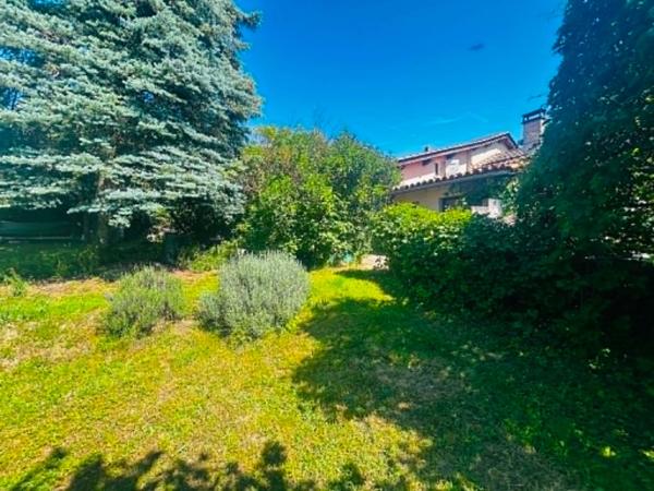 MAISON 100 M² AU CALME SANS VIS A VIS, 3 CHAMBRES, TERRAIN DE 859 m², TERRASSE DE 30m²,  GARAGE, DOUBLE VITRAGE, POMPE A CHALEUR, CLIMATISATION, ASSAINISSEMENT COLLECTIF