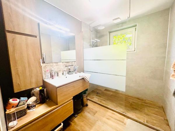 MAISON 100 M² AU CALME SANS VIS A VIS, 3 CHAMBRES, TERRAIN DE 859 m², TERRASSE DE 30m²,  GARAGE, DOUBLE VITRAGE, POMPE A CHALEUR, CLIMATISATION, ASSAINISSEMENT COLLECTIF
