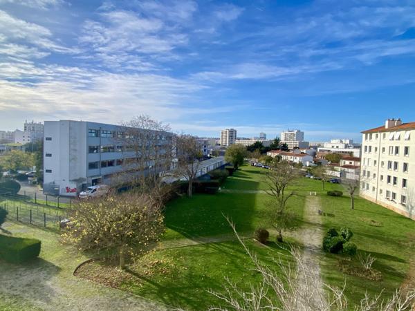 PROCHE COMMERCES ET COMMODITES – A 10 MN A PIEDS DU CENTRE VILLE