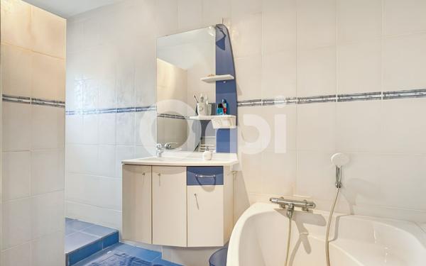 Maison à vendre    9 pièces • 260,10 m2 Saint-Sébastien-de-Morsent