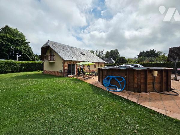 A 5kms d'Héricourt en Caux sur  terrain d'~1000m², maison mitoyenne d'1 côté d'~156m², 5 chambres.