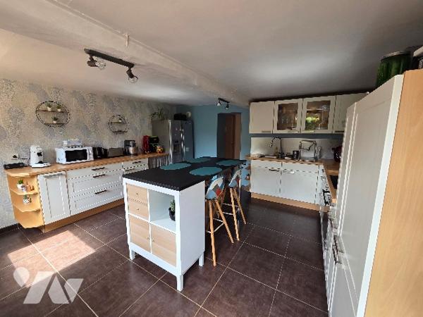 A 5kms d'Héricourt en Caux sur  terrain d'~1000m², maison mitoyenne d'1 côté d'~156m², 5 chambres.