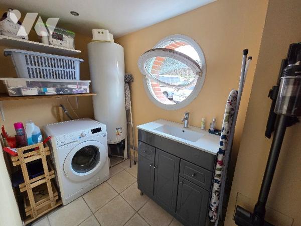 A 5kms d'Héricourt en Caux sur  terrain d'~1000m², maison mitoyenne d'1 côté d'~156m², 5 chambres.