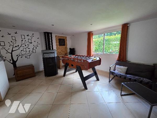 A 5kms d'Héricourt en Caux sur  terrain d'~1000m², maison mitoyenne d'1 côté d'~156m², 5 chambres.