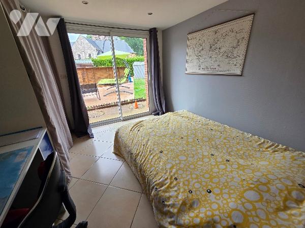 A 5kms d'Héricourt en Caux sur  terrain d'~1000m², maison mitoyenne d'1 côté d'~156m², 5 chambres.