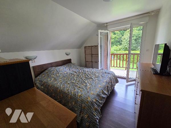 A 5kms d'Héricourt en Caux sur  terrain d'~1000m², maison mitoyenne d'1 côté d'~156m², 5 chambres.