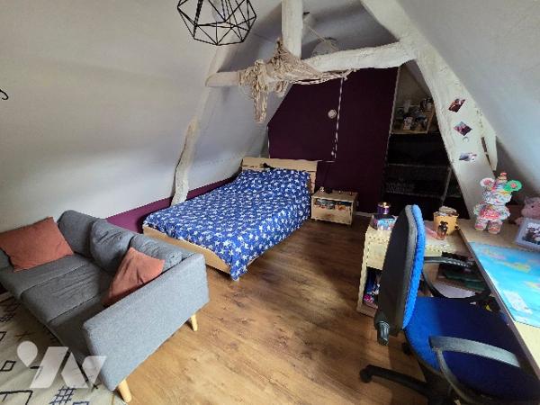 A 5kms d'Héricourt en Caux sur  terrain d'~1000m², maison mitoyenne d'1 côté d'~156m², 5 chambres.