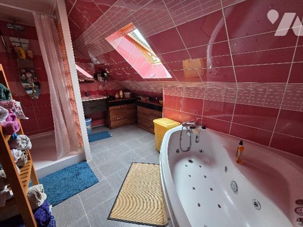 A 5kms d'Héricourt en Caux sur  terrain d'~1000m², maison mitoyenne d'1 côté d'~156m², 5 chambres.