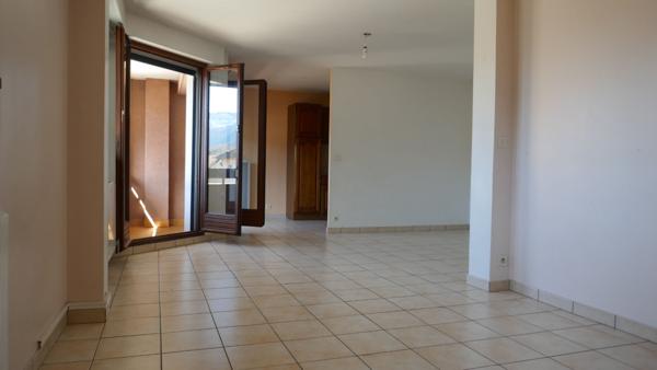 FAVERGES. APPARTEMENT 3 PIECES AVEC CAVE AU CENTRE VILLE