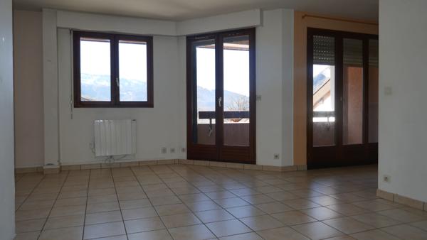 FAVERGES. APPARTEMENT 3 PIECES AVEC CAVE AU CENTRE VILLE
