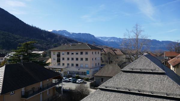 FAVERGES. APPARTEMENT 3 PIECES AVEC CAVE AU CENTRE VILLE
