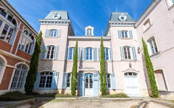 Château à réhabiliter avec double destination
