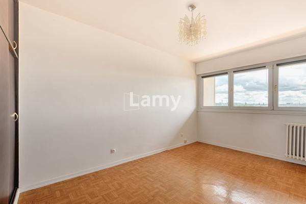 Appartement t5 balcon garage et cave