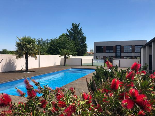 Maison contemporaine 5 chambres avec piscine et grand jardin à Niort