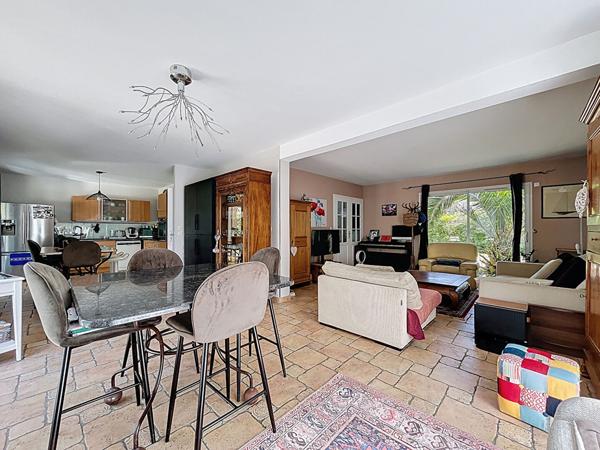 À VENDRE - Secteur Ménardière à St Cyr sur Loire - Maison familiale de 7 pièces sur un terrain de 1045m², PISCINE & SPA