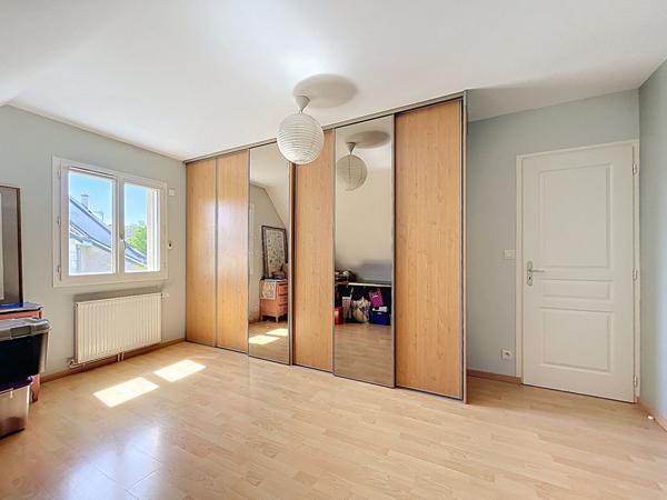 À VENDRE - Secteur Ménardière à St Cyr sur Loire - Maison familiale de 7 pièces sur un terrain de 1045m², PISCINE & SPA