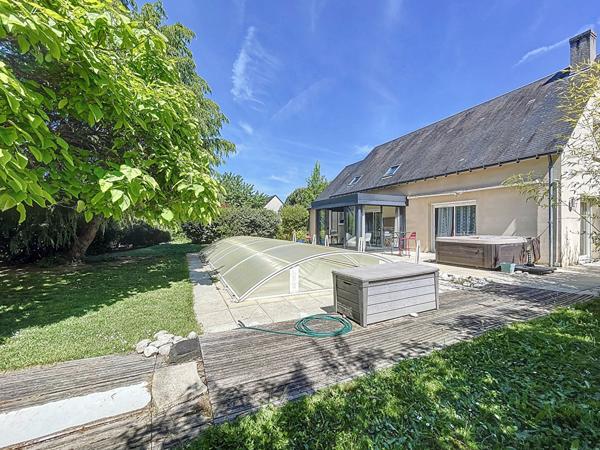À VENDRE - Secteur Ménardière à St Cyr sur Loire - Maison familiale de 7 pièces sur un terrain de 1045m², PISCINE & SPA
